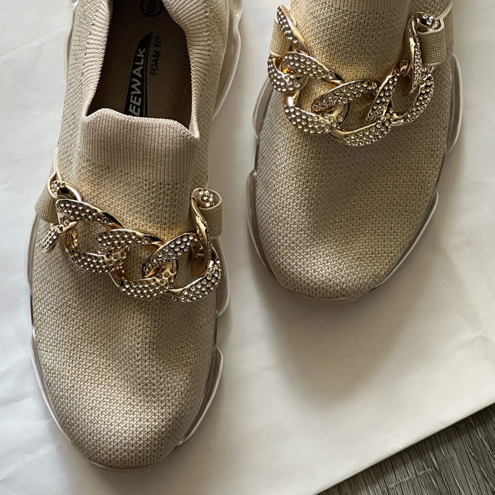 NWOT Freewalk foam fit fashion sneakers like walking on clouds.